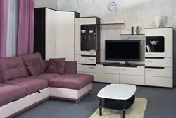 Деворҳои кунҷи муосир дар ҳуҷраи меҳмонхона акс