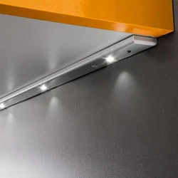 Mətbəxdəki fotoşəkildə LED lampalar