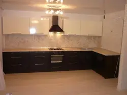 Ошхона бо countertops торик ва акс поёни торик