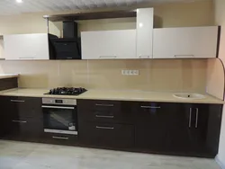 Кухні з цёмнай стальніцай і цёмным нізам фота