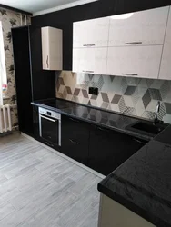 Qaranlıq tezgahlar və qaranlıq alt fotoşəkili olan mətbəxlər