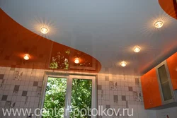 Фота аднаўзроўневых нацяжных столяў для кухні