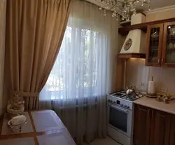 Muzlatgich orqasidagi oshxona uchun parda dizayni