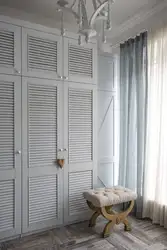 Koridorun Daxili Hissəsində Panjurlu Qapılar