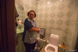 Stalin Uslubidagi Fotosuratda Oshxonada Axlatni Tozalash