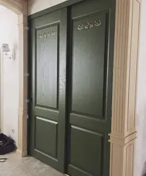 Зялёная шафа ў інтэр'еры пярэднім пакоі