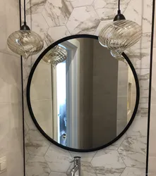 Hamam fotoşəkilində oval güzgü