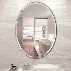 Hamam fotoşəkilində oval güzgü