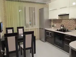 Interyerda bej bilan wenge oshxonasi